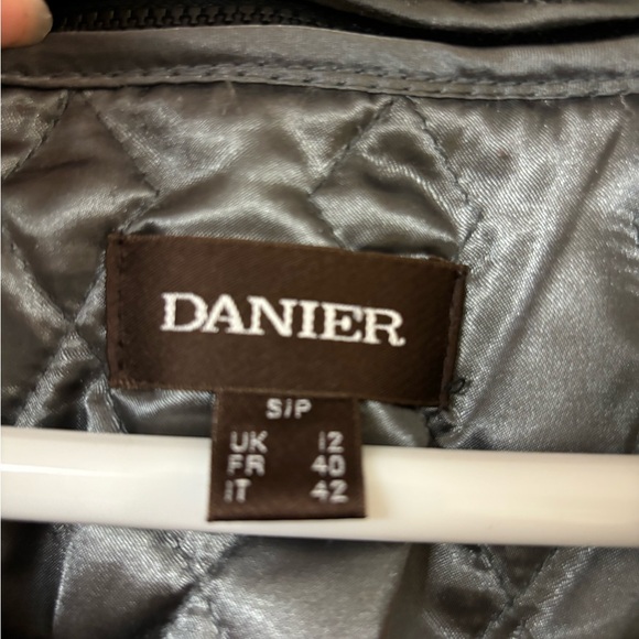 Danier women’s leather jacket with lining size small - Picture 3 of 9